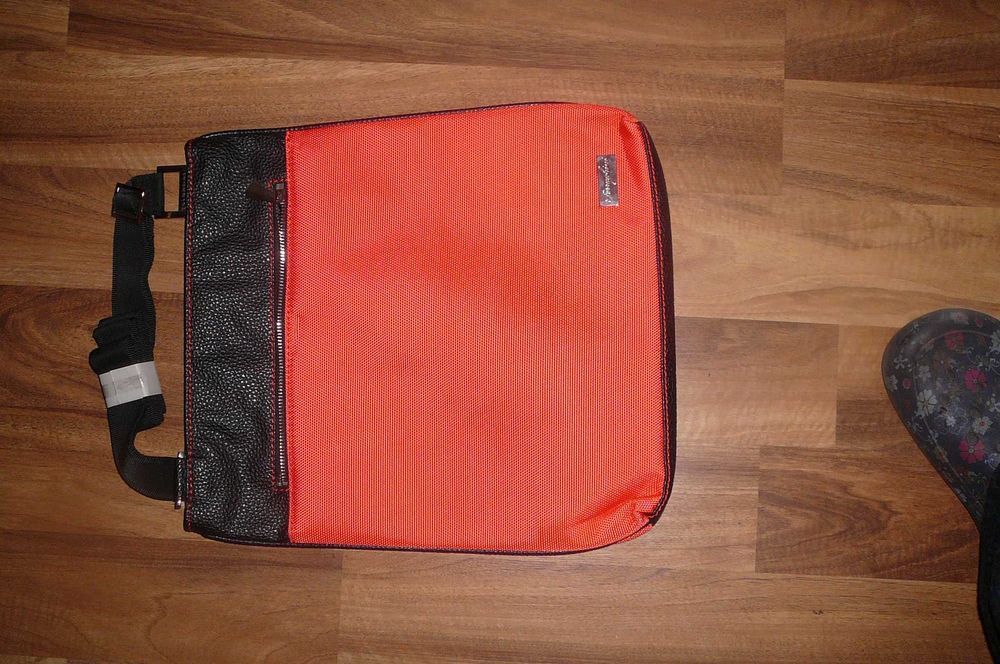 Torba czerwona  na  ramię   Nowa mieści A4