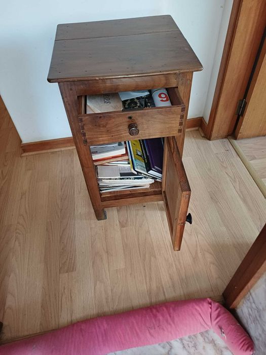 Mesa de cabeceira rústica, de fabrico manual em madeira de pinho