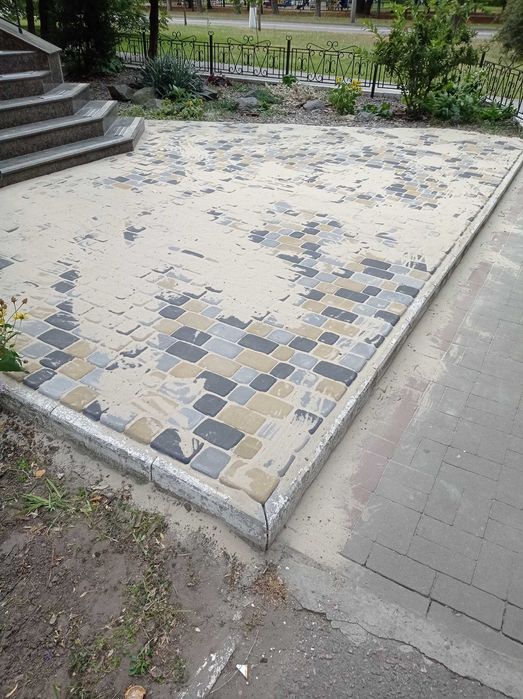 Укладка тротуарной плитки а також продаж