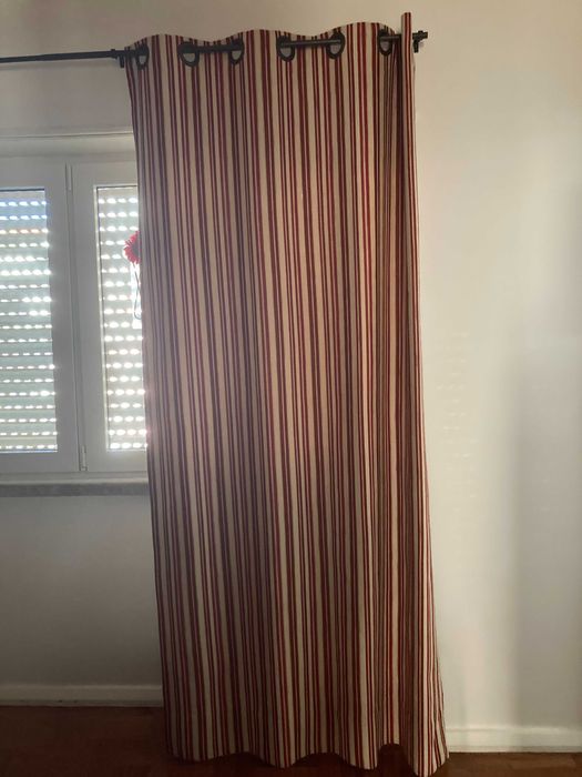 Cortinados compridos do gato preto e almofadas