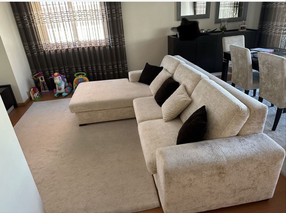 Mobilia sala - sofá em L, mesa extensível, cadeiras e carpetes