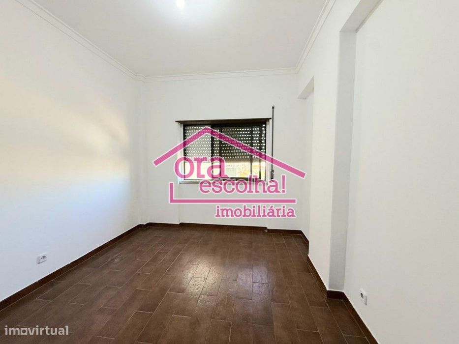 Apartamento T2 com 92 m2 e VARANDA no Centro das Paivas!