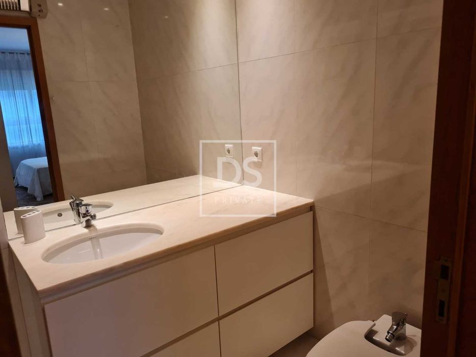 arrendar t3 com 3 casas de banho completas.