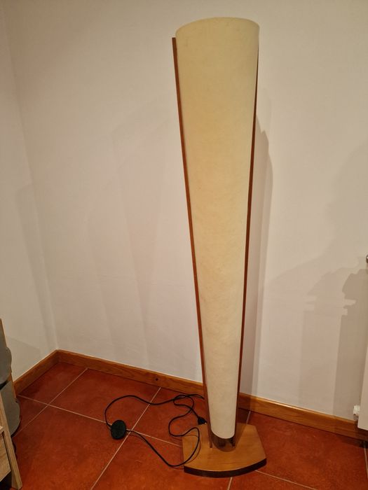 Candeeiro com pé de madeira