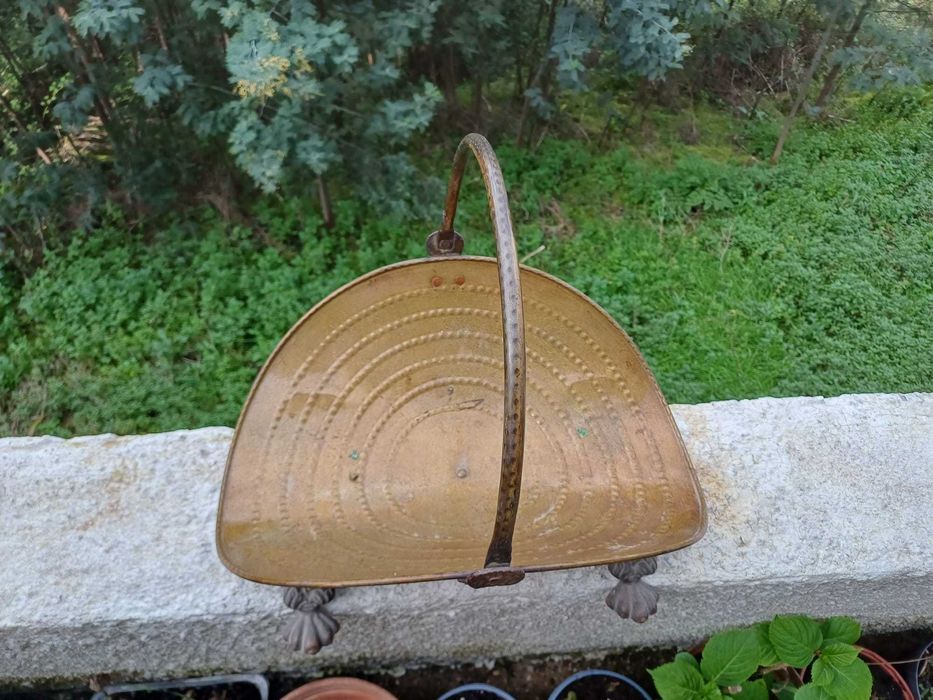 Cesto de lenha antigo, em latão