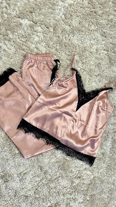 Conjunto Pijama de Renda e Cetim, Novo