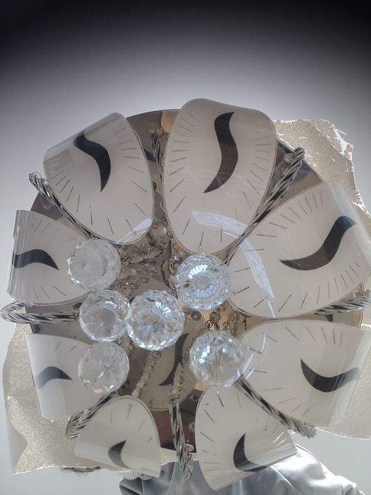 Люстра на пульту управління