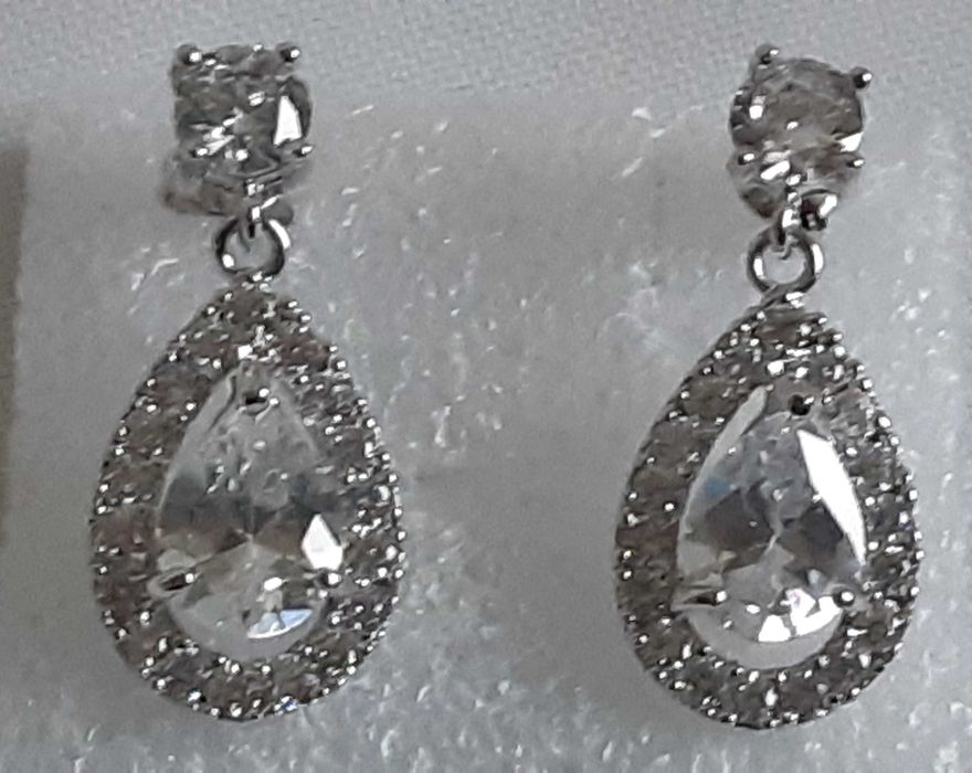 Сережки капли с позолотой 750 пробы с кристаллами Swarovski