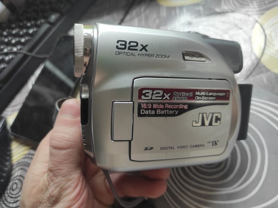 Відеокамера JVC GR-D360E
