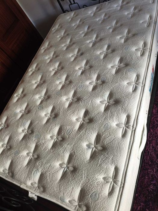 Cama em ferro preta 1,20 m x 1,90 m