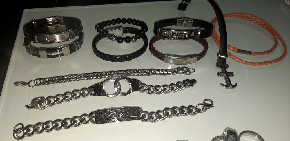 Anéis, pulseiras e medalhas para colares