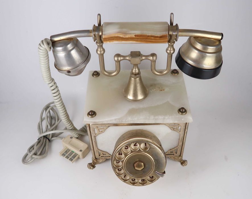 Telefone antigo Analógico em pedra