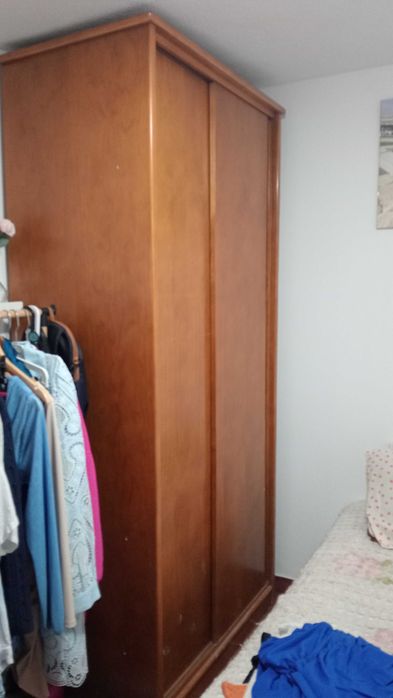 Guarda-Roupa em Madeira Maciça – Excelente Estado