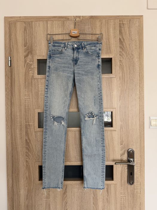 Jasne niebieskie dżinsy jeansy z rozdarciami spodnie dżinsowe jeansowe Hm H&M S 26/30