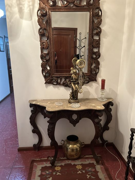 Credencis em talha de madeira com tampo e marmore branco