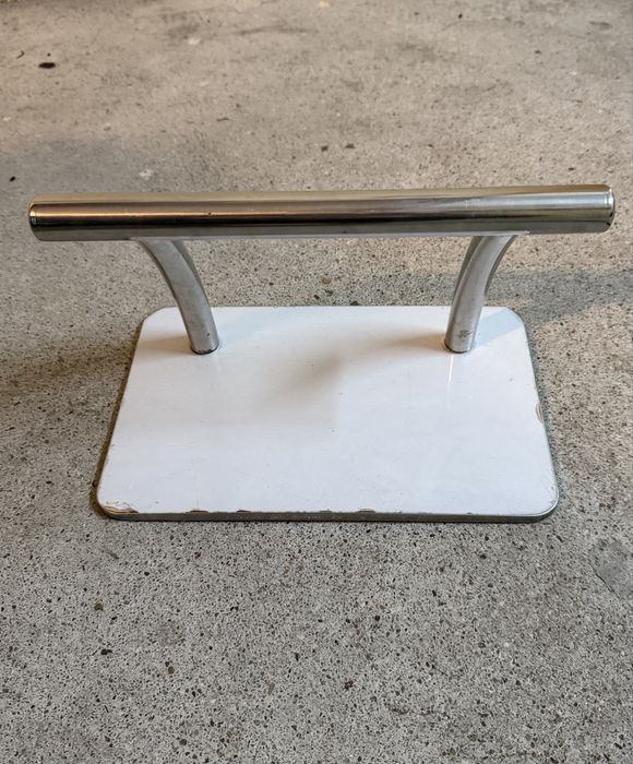 Pousa pés de cabeleireiro ainda com o plastico de protecao