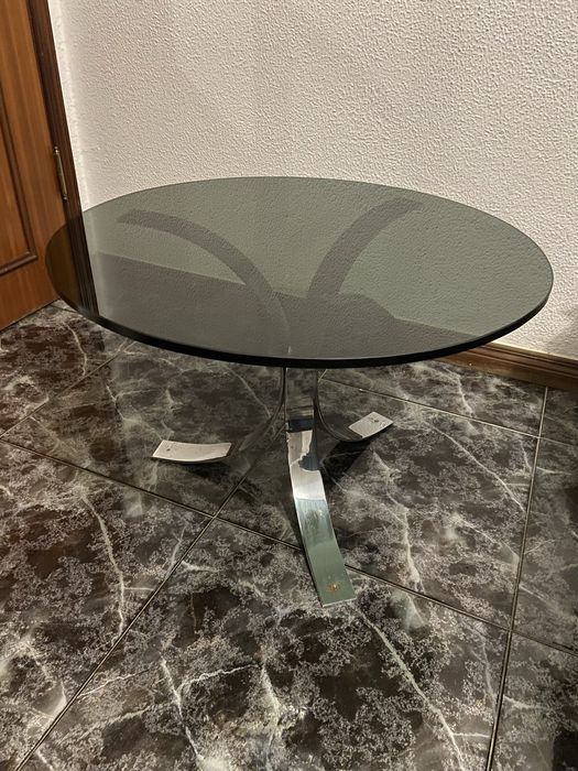 Mesa redonda de vidro e aluminio