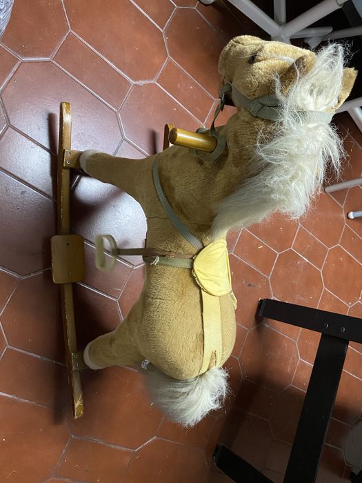 Cavalo de criança com baloiço