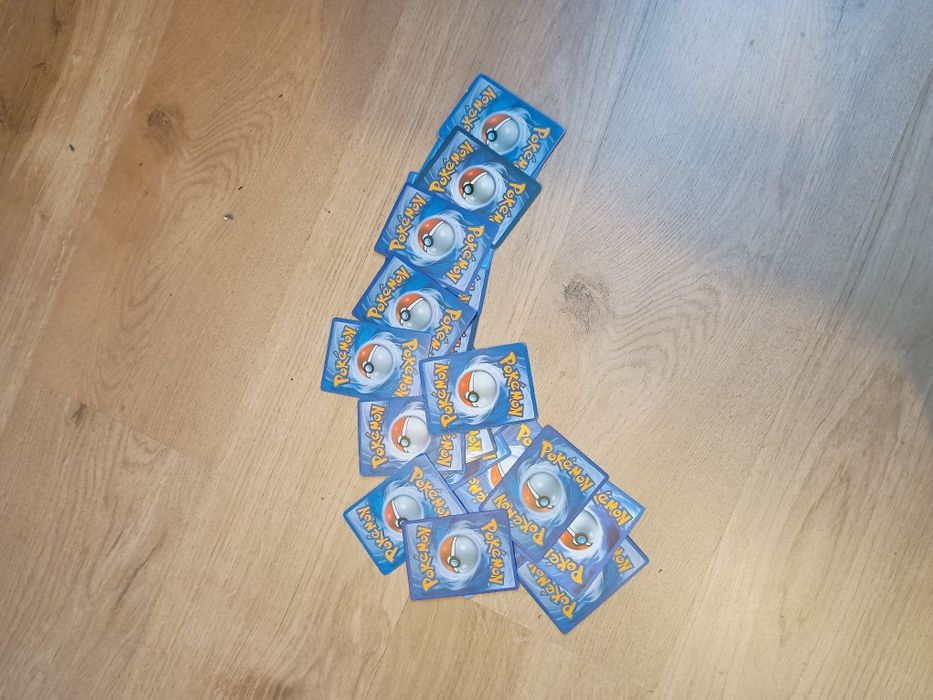 Zestaw 25 kart pokemon