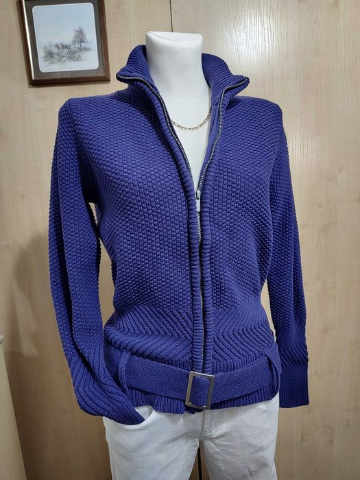 Gruby pleciony bawełniany zapinany na zamek sweter z półgolfem paskiem