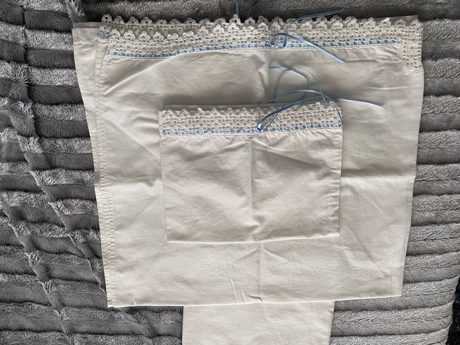 Lençóis de bébé branco e azul