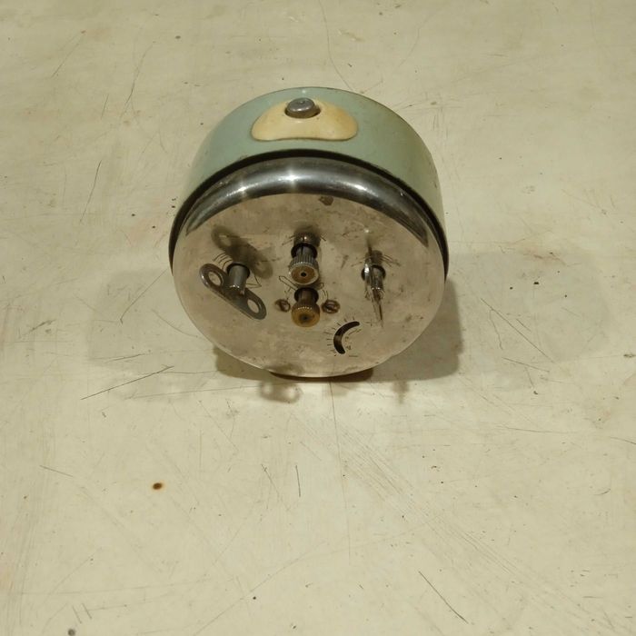 radziecki budzik mechaniczny sevani - uszkodzony lata 70 retro