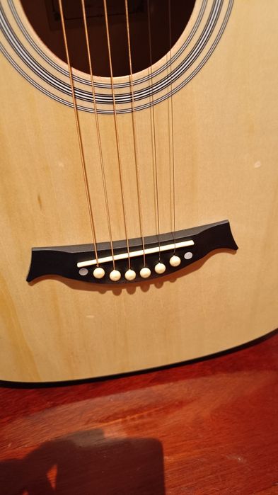 Guitarra acústica com bolsa de transporte