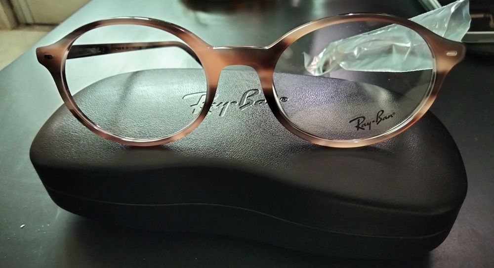 Óculos Ray ban, Ralph Lauren e Vogue originais.