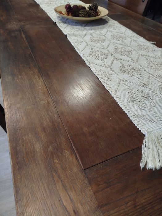 Mesa e cadeiras em castanho