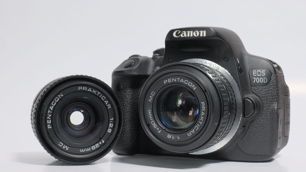Canon EOS 700D + 2 об’єктиви + зарядний + карта пам’яті