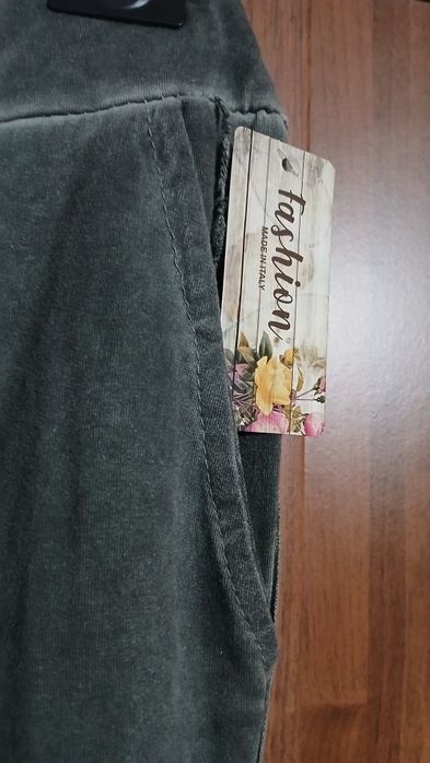 Dekatyzowane spodnie khaki z lampasami nowe