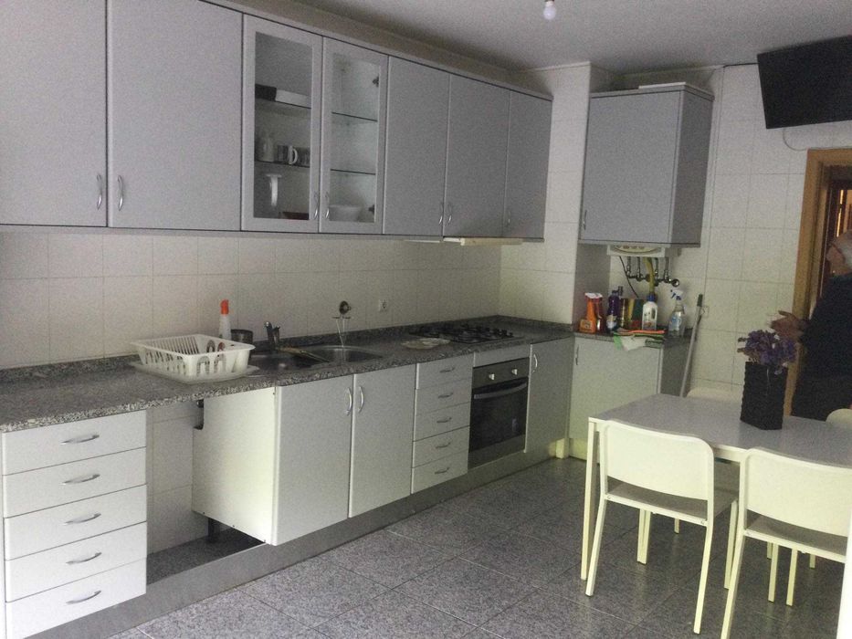Arrenda-se apartamento T2 totalmente mobilado e equipado, localizado em frente à Universidade do Minho, na Alameda da Universidade.