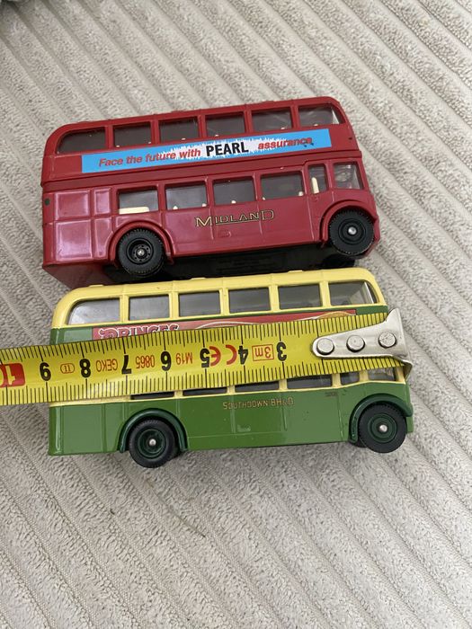 Dwa model autobusów Days Gone