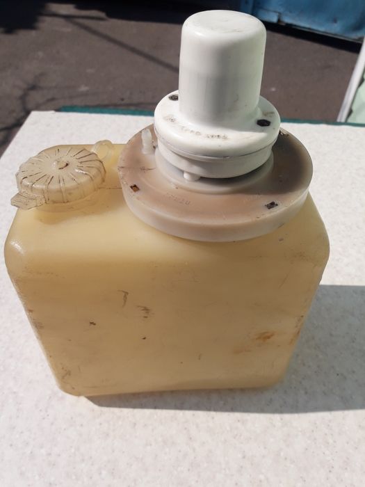 Бачок омивача з електродвигуном