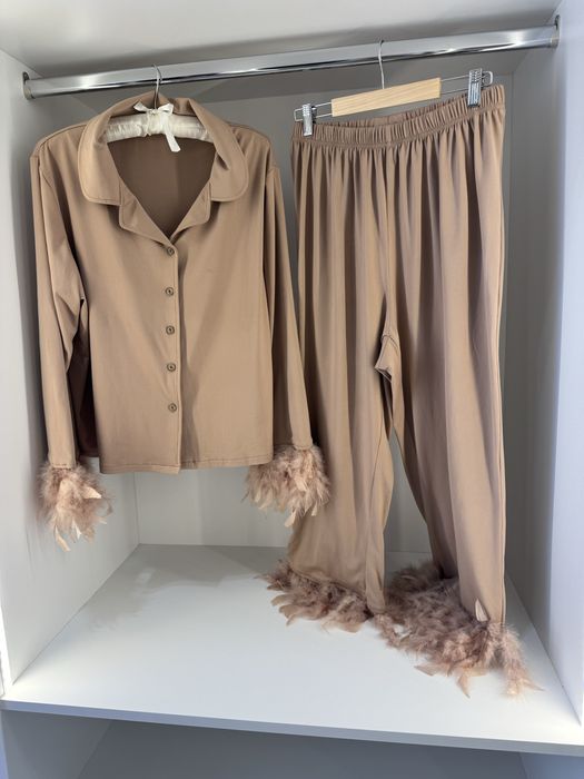 Костюм в піжамному стилі з пірям як sleeper