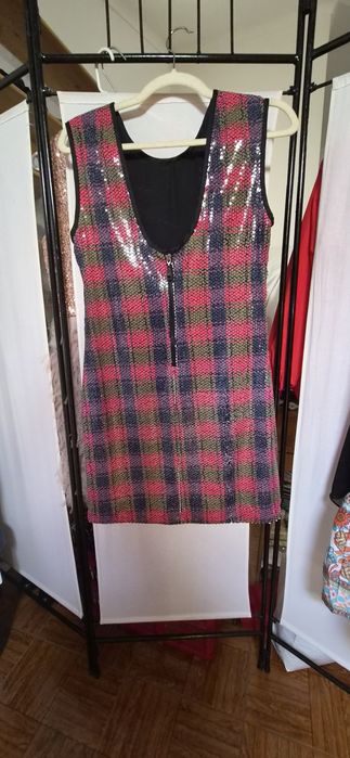 Vendo bonito vestido de lantejoulas.