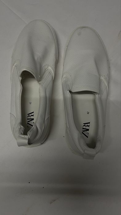 Ténis slip-on brancos da marca Zara