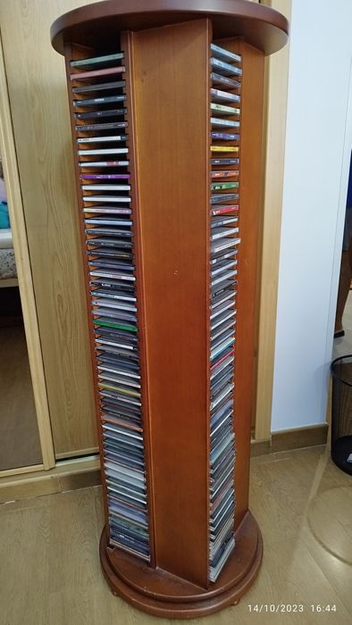 Móvel cerejeira para + de 200  cd's