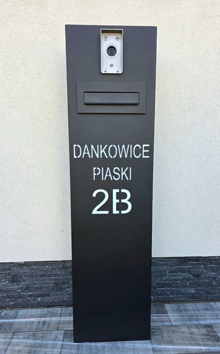 Słupek multimedialny z numerem domu i skrzynką na listy