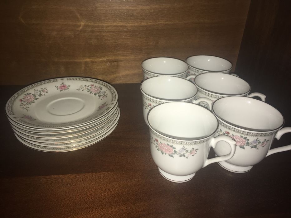 Serviço de de jantar e chá, daTrisa Fine Porcelain 1560 Roses Pattern