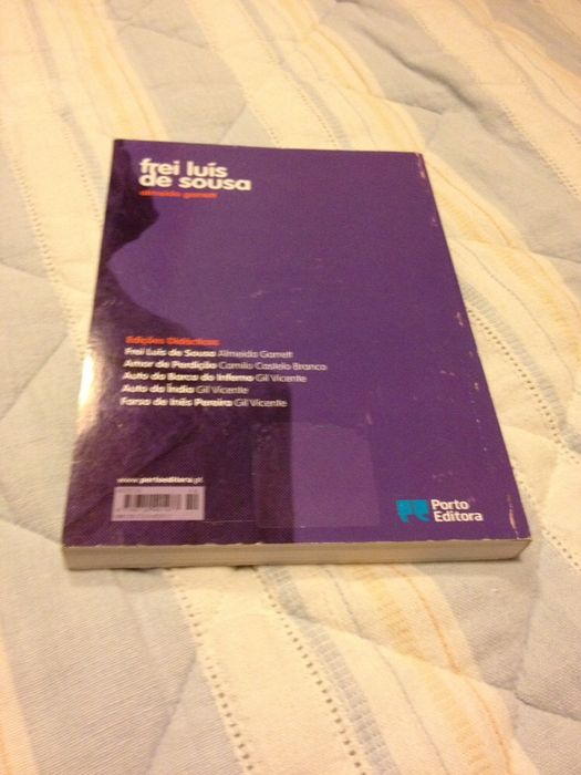 2 Livros formato bolso Nicholas Sparks (em inglês)e Almeida Garrett