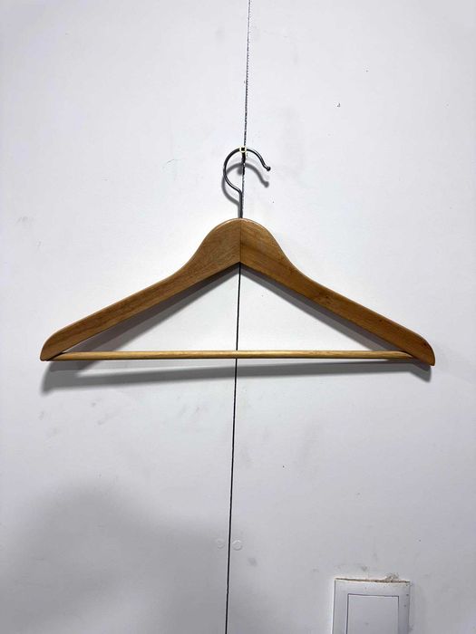 Cabides de faia e cerejeira, metal e plástico