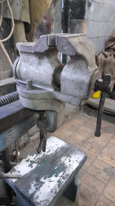 Тиски слесарные.