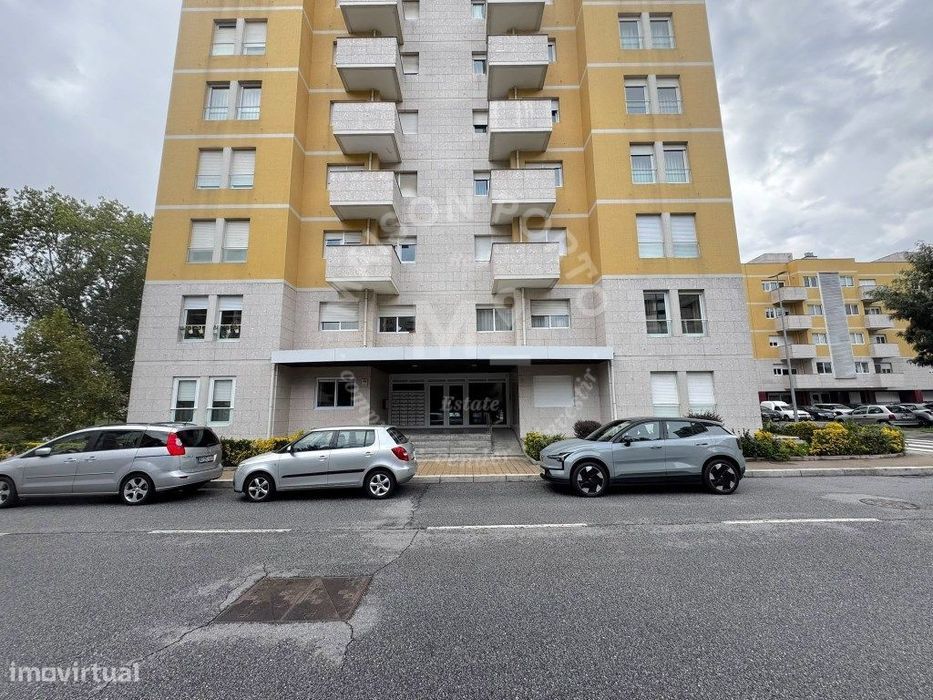 Apartamento T3 com Jardim Privativo, Estacionamento, Totalmente Mob...