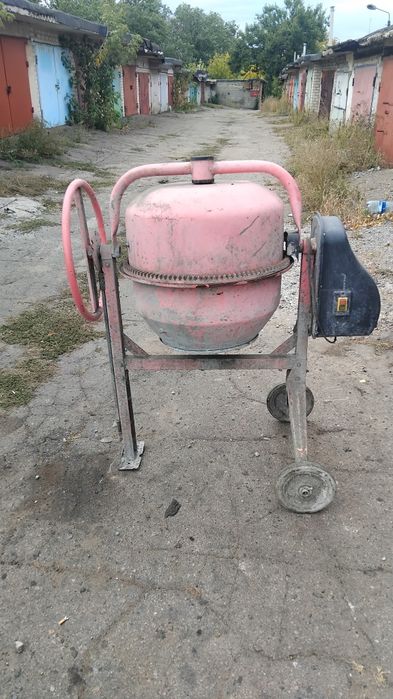 Бетонамешалка бу работала пол года.