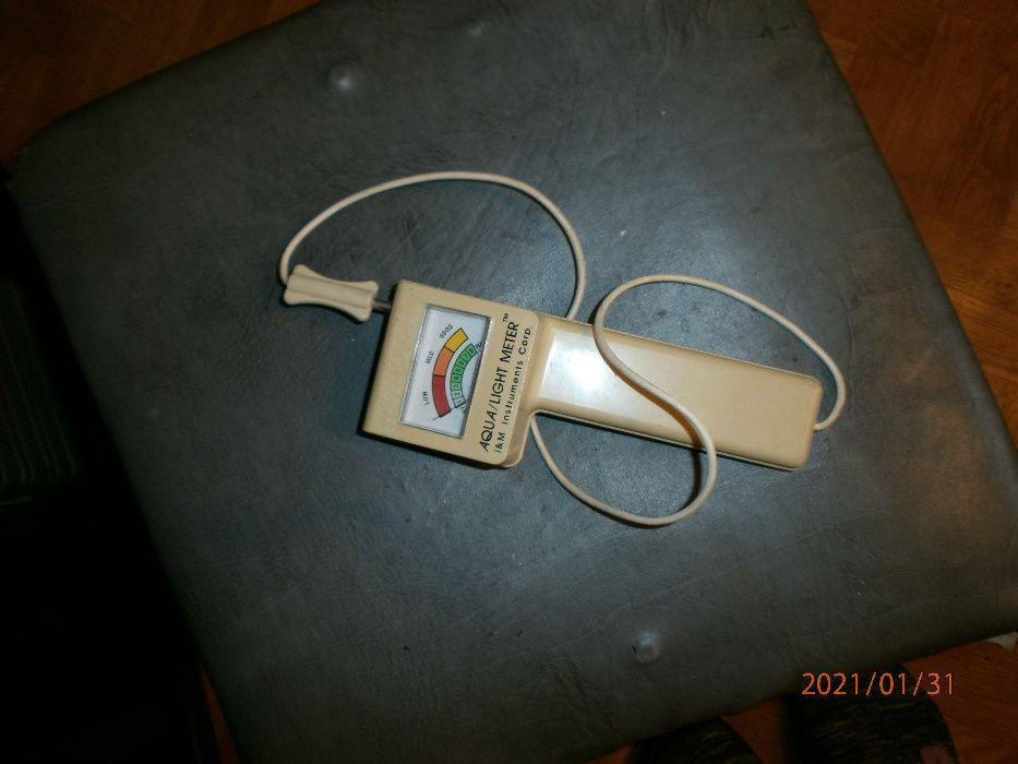 прибор для определения степени освещения и влаги