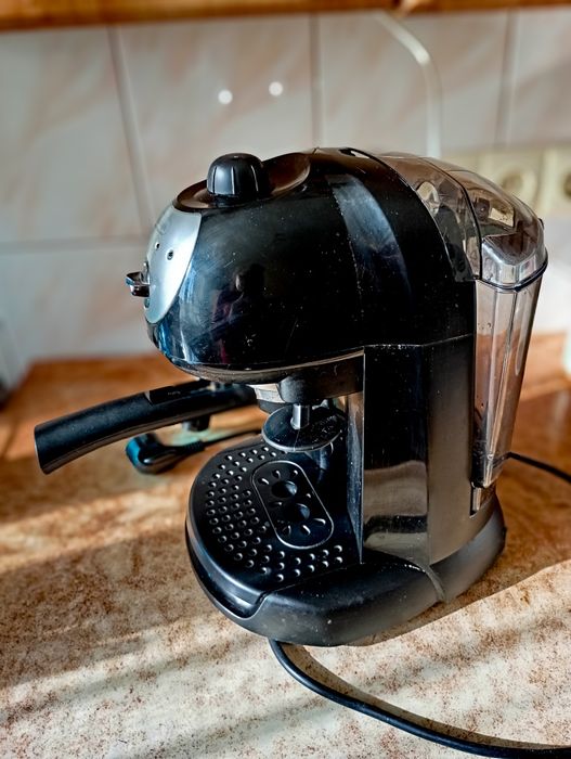 Кавоварка для дому .Delonghi