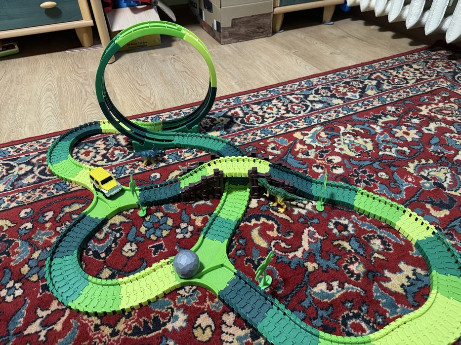 Трек з машинкою і динозаврами; мертва петля; світлові ефекти