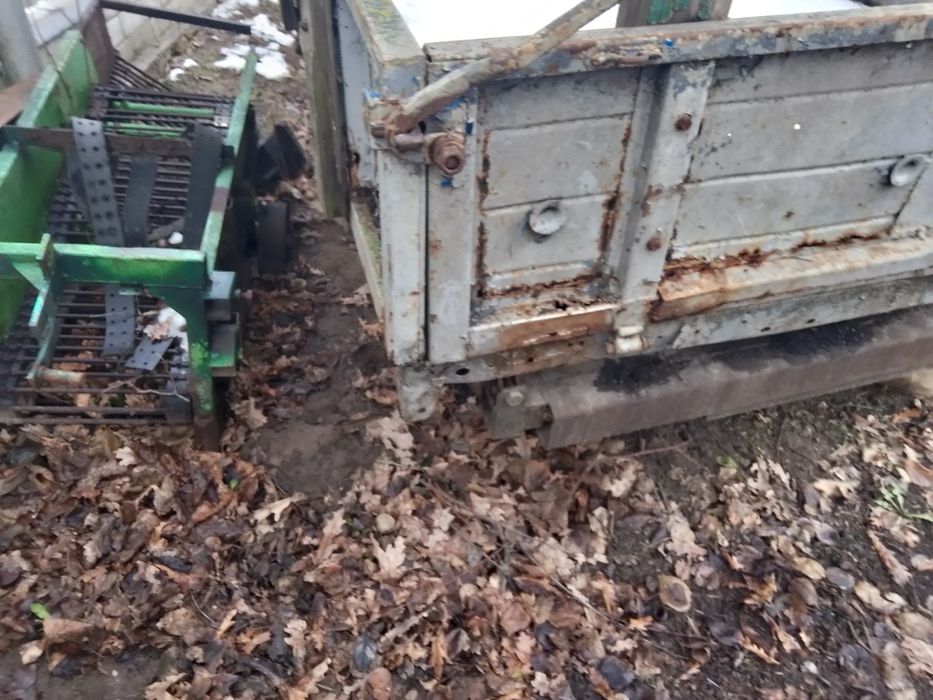 Продам причеп одноосний із гідроциліндром та із запасним колесом .