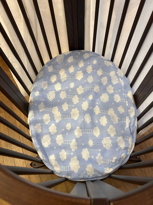 Łóżeczko Stokke Sleepi Mini z materacem i baldachimem.